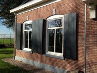 ramen met opgeklampte houten luiken