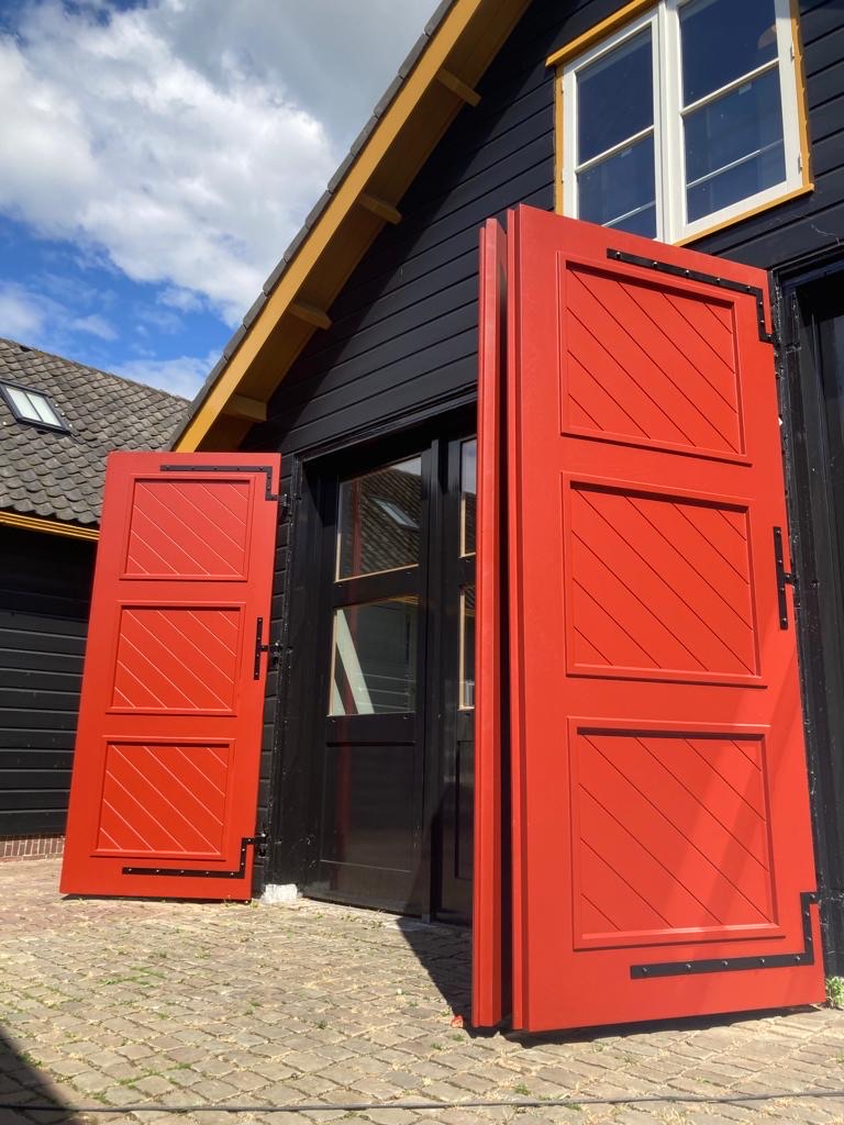 Rode western red cedar deurluiken. gemaakt door luiktotaal in de werkplaats in Oldenzaal, zelf gemaakt in nederland. open staande luiken.