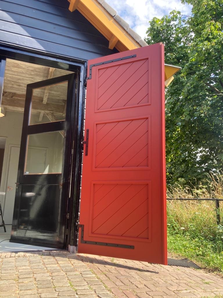 Groot western red cedar rode deurluik, luik gemaakt door luiktotaal in Oldenzaal. Paneelluik openstaand.